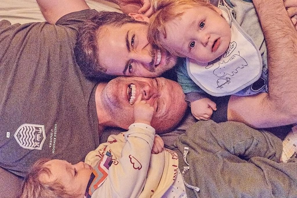 thales-bretas-leva-os-filhos-a-exposicao-em-homenagem-a-paulo-gustavo