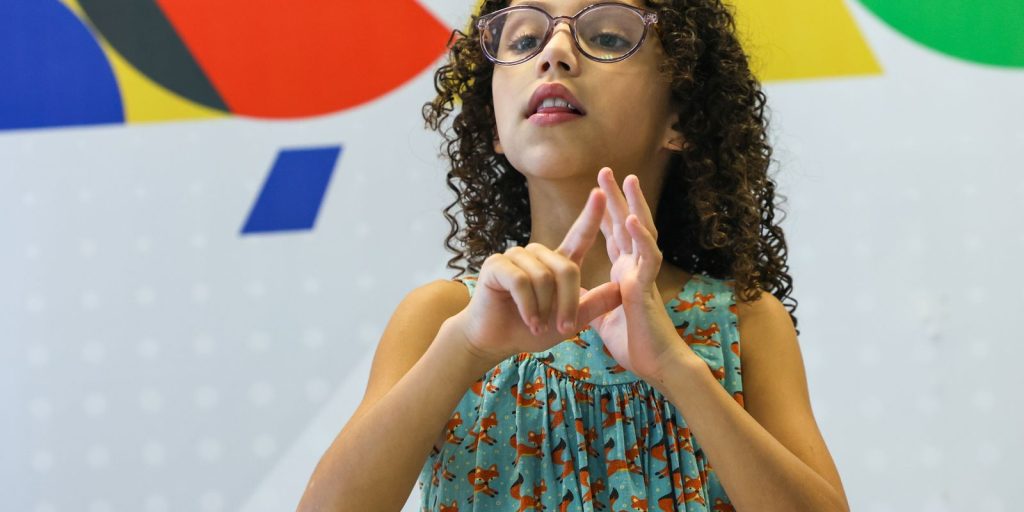 hoje-e-dia-destaca-a-alfabetizacao-de-pessoas-com-deficiencia-auditiva