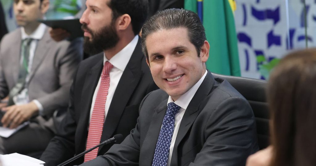 hugo-motta-participa-de-eventos-em-minas-ao-lado-de-zema-e-aecio-neves-em-dia-de-tiradentes