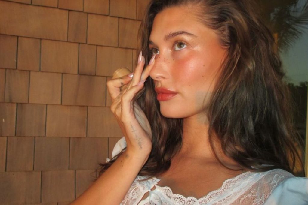 hailey-bieber-revela-diagnostico-de-dois-cistos-no-ovario