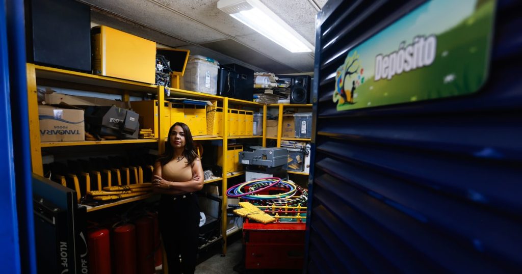 em-escola-onde-mec-diz-ter-internet-adequada,-alunos-usam-ate-pe-de-meia-para-pagar-conexao