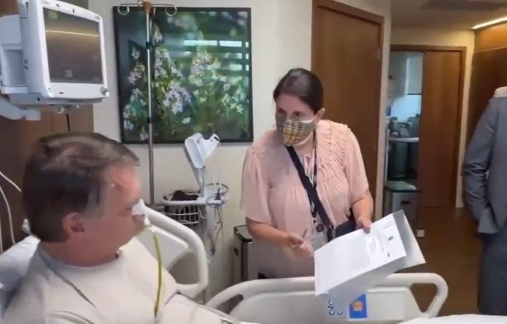 bolsonaro-reclama-de-moraes-com-oficial-de-justica-ao-ser-intimado-em-hospital;-veja-o-video