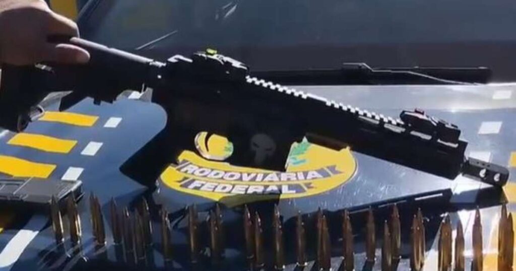 dupla-e-presa-com-fuzil-escondido-em-fundo-falso-de-veiculo-em-sarandi