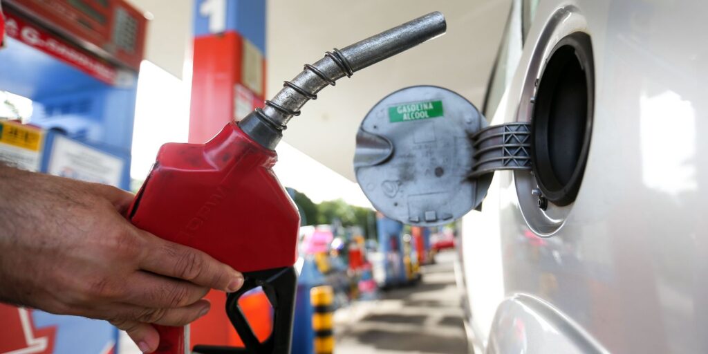 combustivel:-governo-preve-queda-de-preco-se-petroleo-mantiver-cotacao