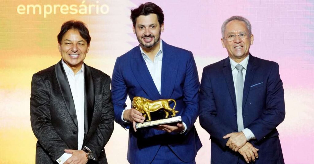 fernando-cavalcanti-recebe-trofeu-leao-dourado-em-brasilia