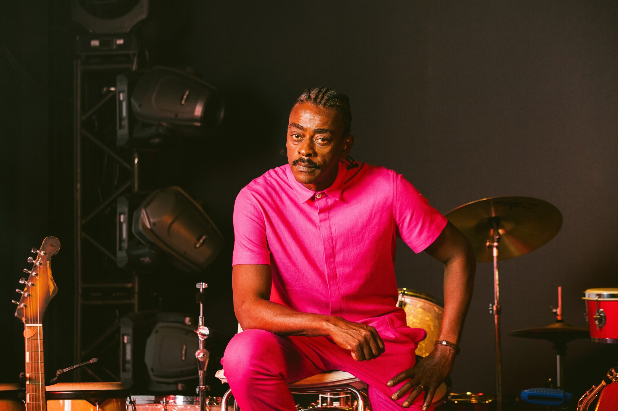 seu-jorge-fala-do-1o-album-de-ineditas-em-10-anos:-‘nao-podemos-rebaixar-o-nivel-da-poesia-da-mpb’