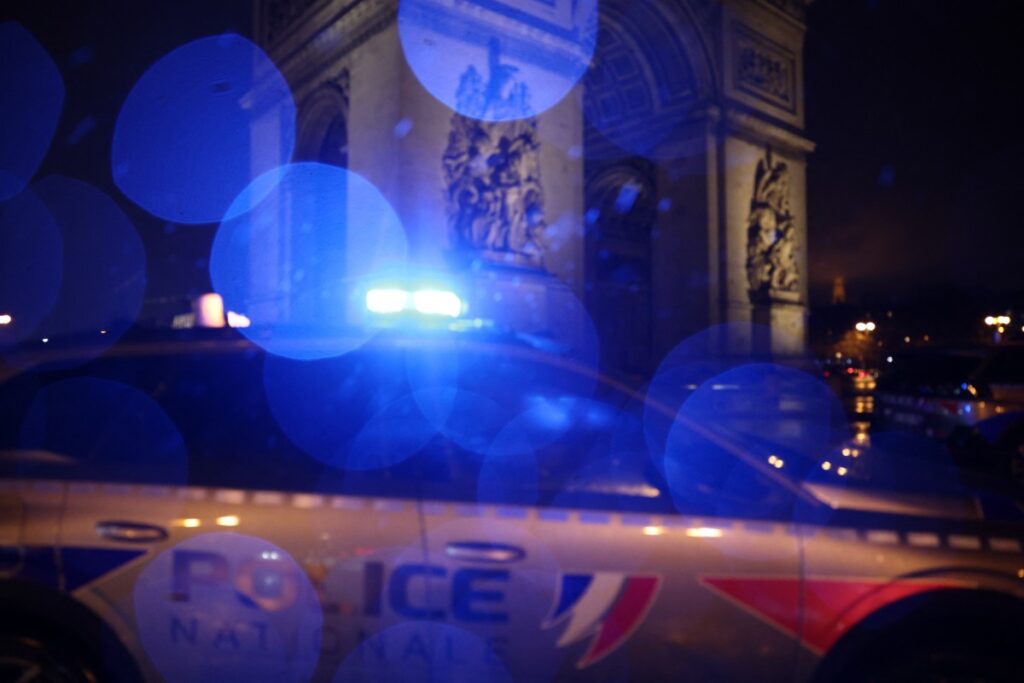 video:-homem-e-morto-a-tiros-apos-ameacar-policiais-com-faca-no-arco-do-triunfo,-em-paris