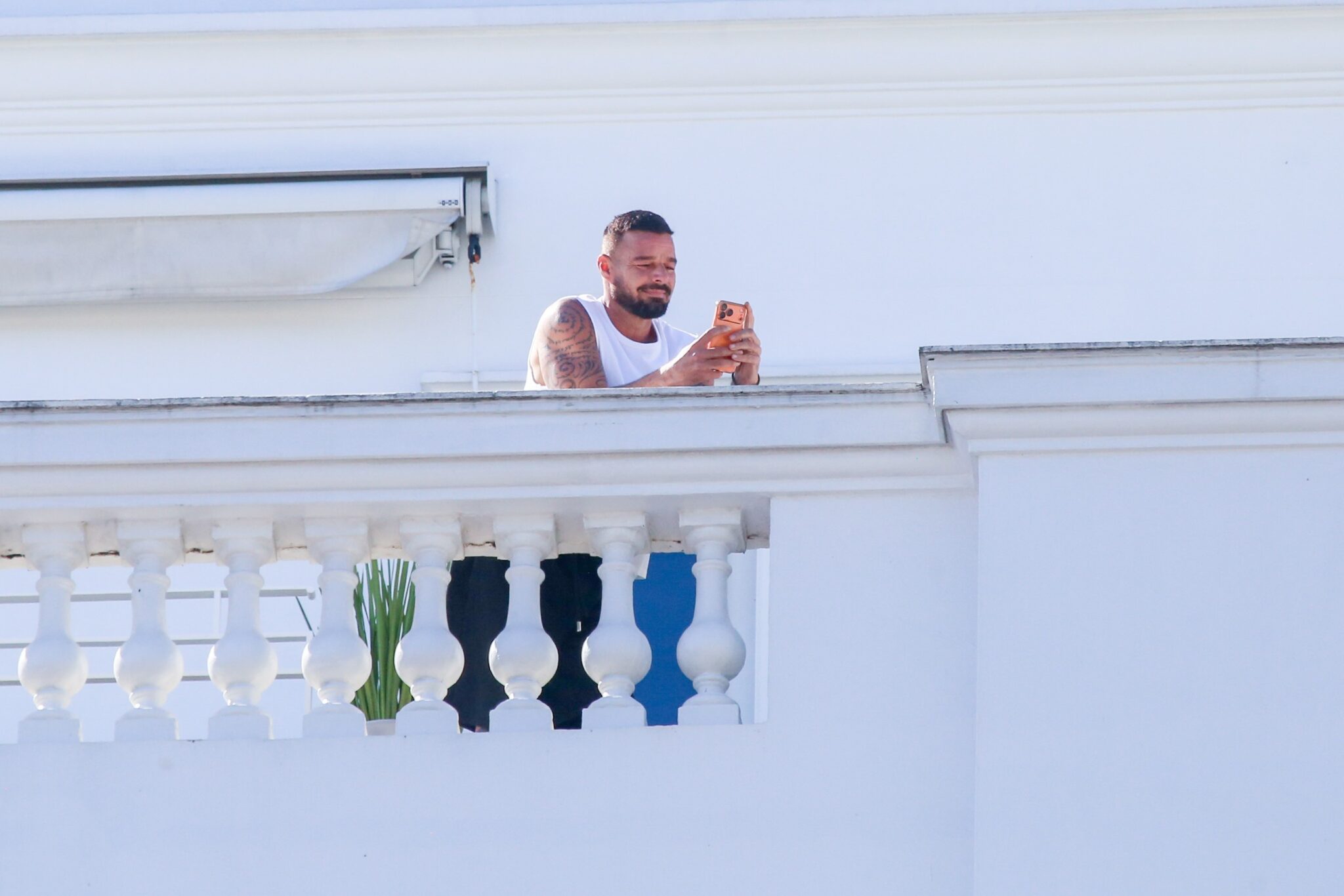 ricky-martin-aparece-na-sacada-de-hotel-e-filma-bloco-de-carnaval