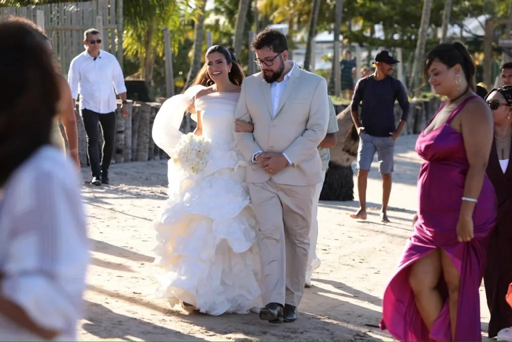 joao-campos-e-tabata-amaral-se-casam-em-cerimonia-intimista-na-praia-dos-carneiros