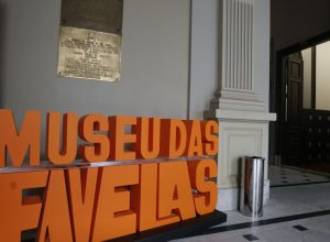 museu-das-favelas:-exposicao-celebra-trajetoria-do-poeta-sergio-vaz