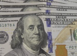 dolar-sobe-para-r$-5,56-puxado-pelo-mercado-externo