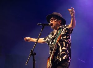 mundo-livre-s/a-rebobina-o-primeiro-album,-apos-30-anos,-em-disco-ao-vivo-que-eterniza-show-feito-em-sp-em-2024