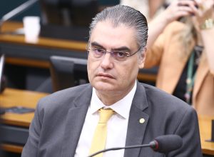 desconforto-de-relator-e-divergencias-adiam-votacao-de-pec-da-blindagem