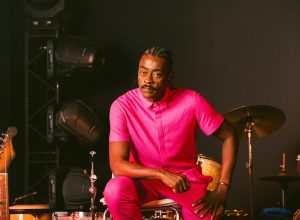 seu-jorge-fala-do-1o-album-de-ineditas-em-10-anos:-‘nao-podemos-rebaixar-o-nivel-da-poesia-da-mpb’